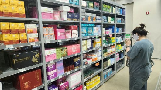 경기 성남시 수정구 고등공공주택지구의 창고형 약국 매장에서 한 여성이 약을 고르고 있다. 성남=오상도 기자