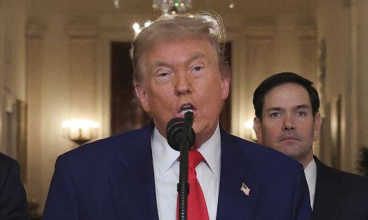 도널드 트럼프 미국 대통령이 21일(현지시간) 미군의 이란 핵시설 공습 직후 백악관 내에서도 의전성이 가장 높다는 이스트룸에서 공습 사실을 밝히고 있다. AP연합뉴스