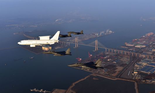 한국 공군 E-737 공중조기경보기와 F-15K 전투기 편대가 함께 비행을 하고 있다. 세계일보 자료사진