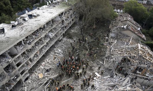 이란 반격에 피해 입은 텔아비브 22일(현지시간) 이스라엘 최대 도시 텔아비브에서 구조대원과 소방관들이 이란이 발사한 미사일에 피격돼 뼈대만 남은 건물 사이를 헤치며 현장을 조사하고 있다. 이란은 전날 미국으로부터 포르도 등 주요 핵시설 3곳을 공습받자 이스라엘에 미사일을 발사하며 반격에 나섰다.   텔아비브=AP연합뉴스