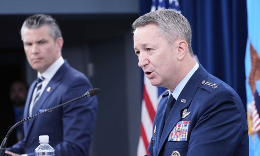 22일(현지시간) 미국 펜타곤에서 열린 브리핑에서 댄 케인 미 합참의장이 발언하고 있다. 왼쪽은 피트 헤그세스 미국 국방부 장관. AP연합뉴스