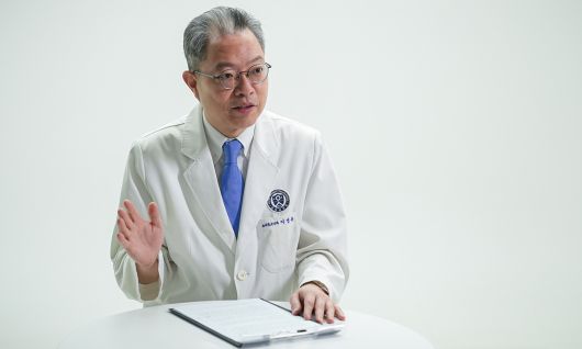 국내 ‘미토콘드리아 질환’ 명의인 이영목 강남세브란스병원 소아청소년과 교수는 19일 세계일보와의 인터뷰에서 “진단도 어렵고 치료도 어려운 질환을 마주하면서 늘 해결 방법을 갈구하게 됐고, 없었던 길도 찾아가게 됐다”며 “‘저당지수 식사 가이드’는 이런 저의 고민과 함께 병원 소아 신경분과와 영양팀, 사회사업팀이 모두 힘을 모은 것이라 더 의미가 있다”고 말했다. 강남세브란스병원 제공
