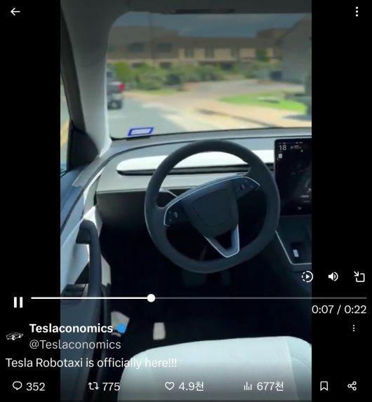 사회관계망서비스(SNS) X에 올라온 테슬라의 자율주행 ‘로보택시’ 내부 모습. 도로를 따라 핸들이 움직인다. 일론 머스크 X 캡처