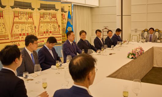 이재명 대통령이 23일 한남동 관저에서 더불어민주당 원내지도부와 만찬을 하고 있다. 대통령실 제공