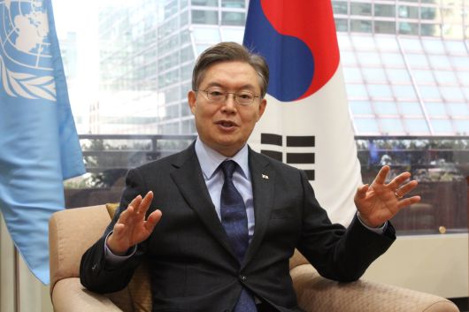 황준국 주(駐)유엔 한국 대표부 대사. 황 대사는 22일(현지시간) 미국의 이란 핵 시설 공습을 논의하기 위한 안보리 긴급 회의에 참석해 “군사적 수단만으로는 지속 가능한 위기 해결책을 마련할 수 없다”며 “모두가 최대한 자제하고 대화와 외교를 되살리기 위해 노력할 것을 촉구한다”고 말했다. 세계일보 자료사진