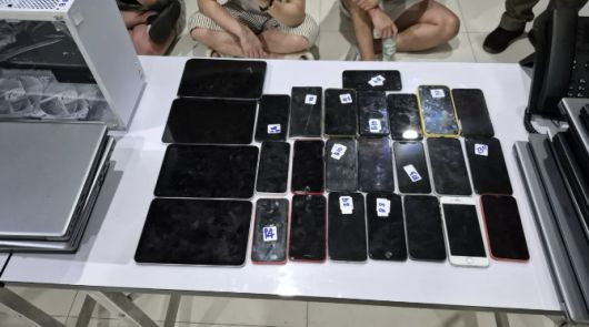 태국 경찰이 21일(현지시간) 촌부리주 파타야 방라뭉 지역의 한 고급 풀빌라를 급습해 압수한 한국인 로맨스 스캠 조직의 휴대전화. 타이라스 뉴스 캡처