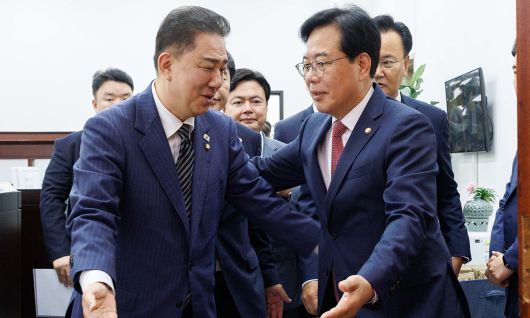 자리는 양보하는데… 더불어민주당 김병기 당대표 직무대행 겸 원내대표(왼쪽)와 국민의힘 송언석 원내대표가 24일 서울 여의도 국회에서 우원식 국회의장 주재로 열린 양당 원내대표 회동에 참석하고 있다. 최상수 기자