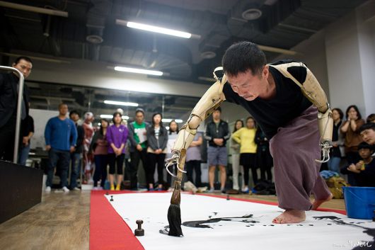 2011년 석창우 화백이 평창동계올림픽 실사단 앞에서 ‘수묵크로키’ 작업을 선보이고 있다.