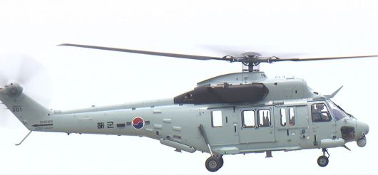 첫 시험비행을 하고 있는 국산 소해헬기 시제기. 방위사업청 제공