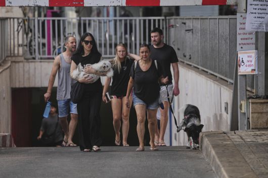 경보 해제 뒤 밖으로… 24일(현지시간) 이스라엘 최대 도시 텔아비브에서 이란 미사일 공습경보에 지하주차장으로 대피했던 주민들이 경보 해제 후 밖으로 나오고 있다. 텔아비브=AP연합뉴스