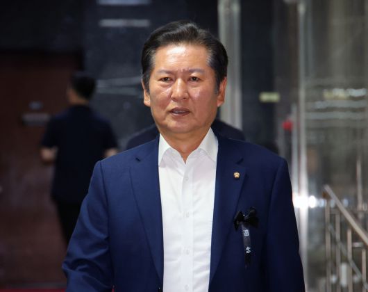 더불어민주당 당대표 출마를 선언한 정청래 의원이 24일 서울 여의도 국회에서 열린 의원총회에 참석하고 있다. 뉴시스