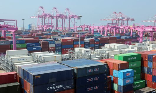 인천 연수구 인천신항 컨테이너 터미널에 컨테이너가 쌓여 있다. 뉴시스