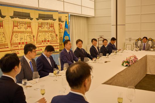 이재명 대통령이 23일 한남동 관저에서 더불어민주당 김병기 당대표 직무대행 겸 원내대표를 비롯한 신임 원내대표단과 만찬을 하고 있다. 대통령실 제공