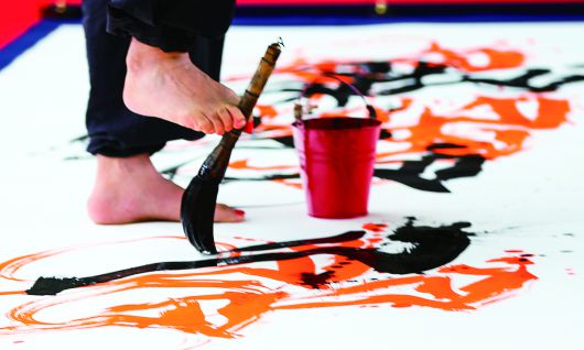 석창우 화백이 작품을 직접 그려보이는 퍼포먼스를 하고 있다.