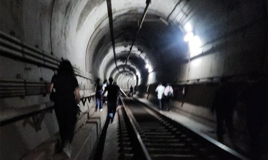 지난 5월 31일 오전 8시 47분쯤 서울 지하철 5호선 여의나루역∼마포역 사이 지하철에서 방화로 인한 화재가 발생해 승객들이 대피하고 있다. SNS 캡처