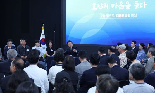 소통 이재명 대통령이 25일 광주 국립아시아문화전당에서 열린 ‘광주시민·전남도민 타운홀미팅’에 참석해 발언하고 있다. 이 대통령은 이날 타운홀미팅에서 광주 군공항 이전 문제를 논의하고 지역 민심을 청취했다. 대통령실사진기자단