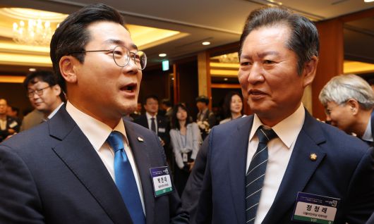 與 당권 누가 잡을까 더불어민주당 당대표 선거 출마를 선언한 박찬대 의원(왼쪽)과 정청래 의원이 25일 서울 중구 롯데호텔에서 열린 행사에서 대화하고 있다. 두 의원은 오는 8월 2일 전당대회를 앞두고 본격적인 ‘당심’ 공략에 나섰다는 평가가 나온다. 국회사진기자단
