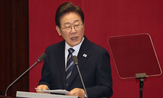 이재명 대통령이 26일 서울 여의도 국회 본회의장에서 추가경정예산(추경) 시정연설을 하고 있다. 뉴시스