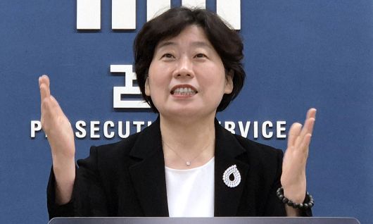 '12·3 비상계엄 사건'을 수사하는 조은석 내란 특검팀의 박지영 특검보가 지난 24일 서울 서초구 서울고등검찰청 기자실에서 윤석열 전 대통령에 대해 특수공무집행방해 혐의 등으로 체포영장을 전격 청구했다는 내용을 브리핑하고 있다. 연합뉴스