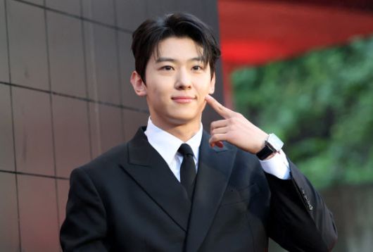 방송인 덱스가 지난 25일 서울 마포구 문화비축기지에서 열린 '태그호이어 갈라 디너 이벤트'에 참석해 포즈를 취하고 있다. 뉴스1