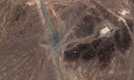 맥사 테크놀로지스가 제공한 위성사진에 24일(현지시간) 이란 포르도 농축 시설이 미군의 지난 23일 공습으로 파괴돼 있다. AP연합뉴스