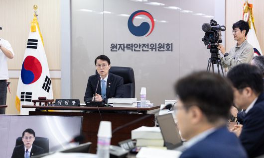 최원호 원자력안전위원회 위원장이 26일 서울 중구 원자력안전위원회(원안위)에서 열린 제216회 전체회의를 주재하고 있다. 원안위는 이날 전체회의를 통해 고리 1호기 해체 승인(안)을 의결했다. 이는 국내 첫 상업 원자력발전소의 해체다. 뉴스1