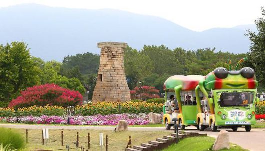 신라 천년의 숨결이 살아 숨 쉬는 첨성대 일원에서 꽃밭을 지나 운행 중인 경주시 관광 전기차.