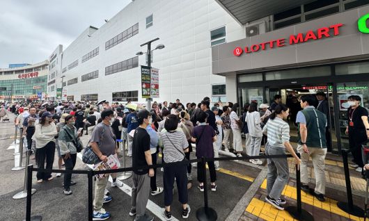 26일 경기 구리시에 문을 연 롯데마트에 들어가기 위해 고객들이 길게 줄지어 서 있다. 롯데마트 제공