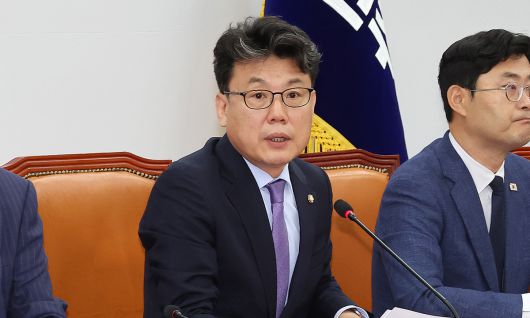 더불어민주당 진성준 정책위의장이 지난 24일 국회에서 열린 원내대책회의에서 발언하고 있다. 연합뉴스