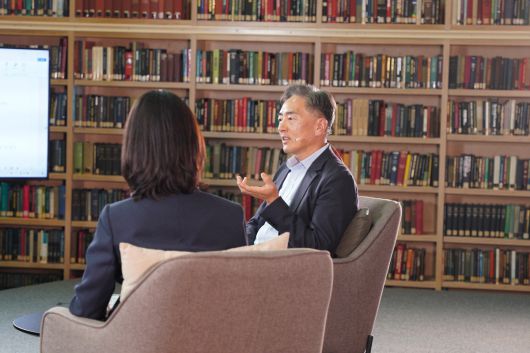 27일 최종현학술원과 한국고등교육재단이 공동 기획한 전문가 대담 시리즈 ‘프로페썰說’ 녹화 현장인 서울 강남구 한국고등교육재단빌딩에서 김정상 듀크대 교수가 대담하고 있다. 최종현학술원 제공