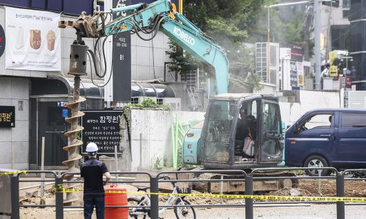 27일 서울 서초구 교대역에서 발생한 가스 유출 사고로 인근 도로가 통제되고 있다. 뉴시스