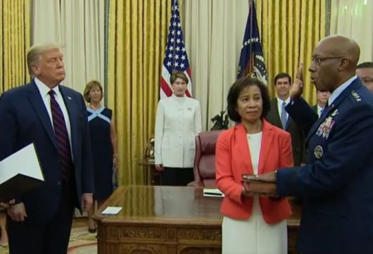 2020년 8월 당시 도널드 트럼프 미국 대통령(왼쪽)이 백악관에서 찰스 브라운 신임 공군참모총장(오른쪽)의 취임 선서 의식을 주관하고 있다. 브라운은 이후 조 바이든 행정부에서 미군 ‘서열 1위’ 합참의장으로 승진했으나, 트럼프는 올해 2기 행정부 출범과 동시에 브라운을 전격 경질했다. 방송 화면 캡처