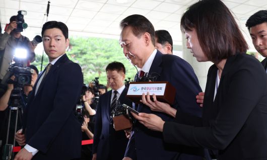 윤석열 전 대통령이 28일 피의자 신분으로 내란특검 조사를 받기 위해 서울 서초구 서울고검 청사로 출석하고 있다. 공동취재