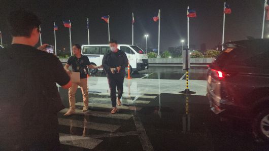 필리핀에서 붙잡힌 111억원 규모 투자 리딩방 사기 총책 A(26)씨가 28일 국내로 송환되고 있다. 경찰청 제공