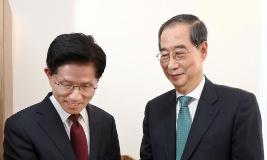 지난 5월 7일 국민의힘 김문수 대선후보와 한덕수 무소속 대선 예비후보가 서울 종로구의 한 식당에서 만나 악수를 나누고 있다. 두 후보는 1시간 넘게 단일화 방안을 놓고 의견을 교환했으나 별다른 성과 없이 회동을 마무리했다. 이제원 선임기자