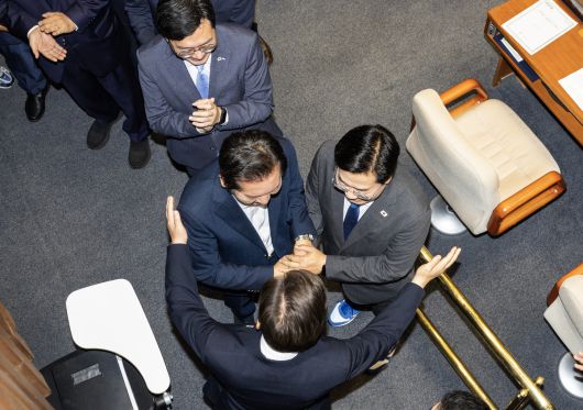 이재명 대통령이 26일 국회 본회의장에서 추가경정예산 시정연설을 마친 뒤 더불어민주당 당대표 후보인 박찬대, 정청래 의원을 만나 격려하고 있다. 연합뉴스