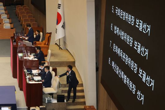 우원식 국회의장이 27일 오후 서울 여의도 국회에서 열린 본회의에서 국회운영위원장과 법제사법위원장,문화체육관광위원장,예산결산특별위원장 선출 투표 결과를 발표하며 의사봉을 두드리고 있다. 이날 국회운영위원장에는 김병기 더불어민주당 원내대표, 법사위원장에는 더불어민주당 이춘석 의원, 문체위원장에는 김교흥 더불어민주당 의원, 예결특위위원장에는 더불어민주당 한병도 의원이 선출됐다. 뉴스1