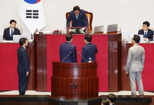 우원식 국회의장이 27일 서울 여의도 국회에서 상임위원장 선출 관련 본회의 개의를 놓고 김병기 더불어민주당 원내대표, 문진석 원내수석부대와 송언석 국민의힘 원내대표, 유상범 원내수석부대표와 갈등을 빚고 있다. 뉴스1