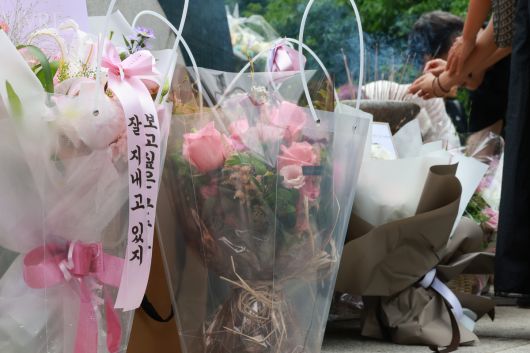 삼풍백화점 붕괴 참사 30주기인 29일 서울 서초구 매헌시민의숲 삼풍참사위령탑을 찾은 유족이 희생자를 추모하며 분향하고 있다. 연합뉴스