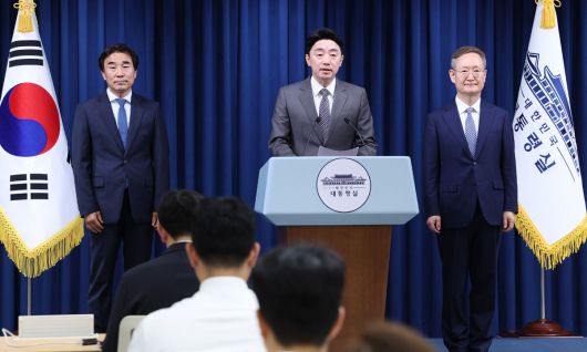 내각 인선 브리핑 강훈식 대통령 비서실장(가운데)이 29일 서울 용산 대통령실 기자회견장에서 내각 인선과 관련한 브리핑을 하고 있다. 왼쪽은 전성환 경청통합수석, 오른쪽은 봉욱 민정수석. 남정탁 기자