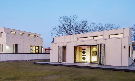 최근 LG 스마트코티지는 모듈러 주택을 포함한 모든 프리패브(사전 제작) 방식의 건축물 중 국내 최초로 제로에너지건축물 최고 등급인 ‘ZEB 플러스’를 획득했다. 사진은 전라북도 김제에 설치된 ‘LG 스마트코티지’.    LG전자 제공