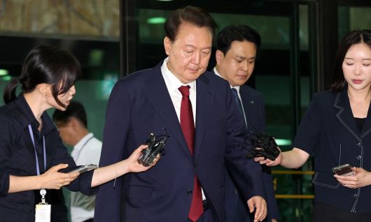 피의자 신분으로 내란 특검 조사를 받은 윤석열 전 대통령이 서초구 서울고검 청사를 나서고 있다. 공동취재