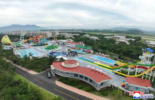 북한의 대형 해변 리조트 단지인 강원도 원산 ‘갈마해안관광지구’ 워터파크 전경. 조선중앙통신·연합뉴스