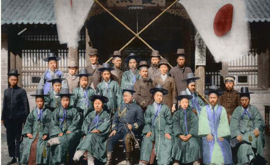 1895년 친일파 관료들 단체 사진. 일본군이 랴오둥반도를 점령하자, 조선의 친일파 대신들이 일본의 승리를 축하하러 왔다.