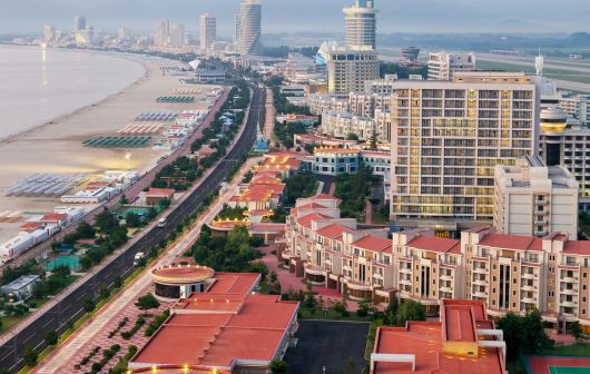 북한의 대형 해변리조트 단지 강원도 원산 ‘갈마해안관광지구’ 전경. 숙소와 테니스장 등 각종 시설, 파라솔이 있는 해수욕장이 보인다. 노동신문·뉴스1