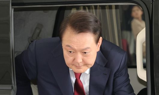 윤석열 전 대통령이 지난 28일 피의자 신분으로 내란 사건을 수사하는 조은석 특별검사팀의 조사를 받기 위해 서울 서초구 서울고검 청사로 출석하고 있다. 공동취재사진