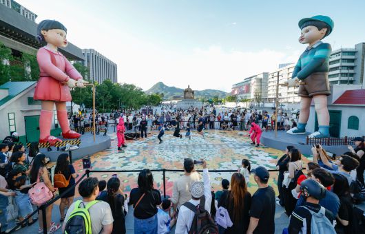 29일 서울 종로구 광화문광장에서 '2025 K콘텐츠 서울여행주간: 소울스팟을 찾아라' 행사의 일환으로 마련된 넷플릭스 오징어 게임 체험존에서 시민들이 단체 줄넘기를 하고 있다.