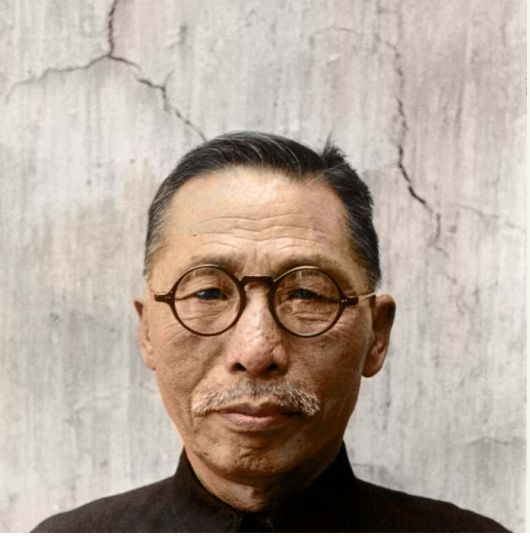 1945년 9월, 콧수염을 기른 김구 선생.