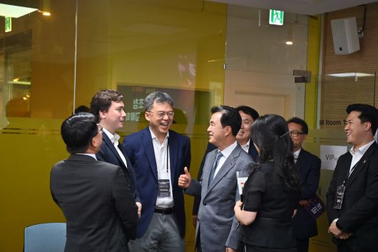 김태흠 지사가 충남스타트업 지원을 위해 지난 23일 천안 창업마루 나비로 미국 투자자들을 초청해 간담회를 갖고 청년 스타트업 기업 지원책을 설명하며 관심을 요청했다.