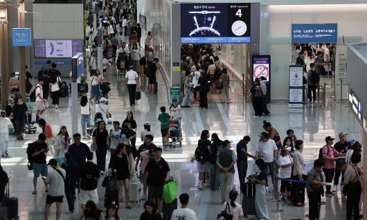 인천 영종도 인천국제공항 1터미널 출국장이 탑승객들로 붐비고 있다. 연합뉴스